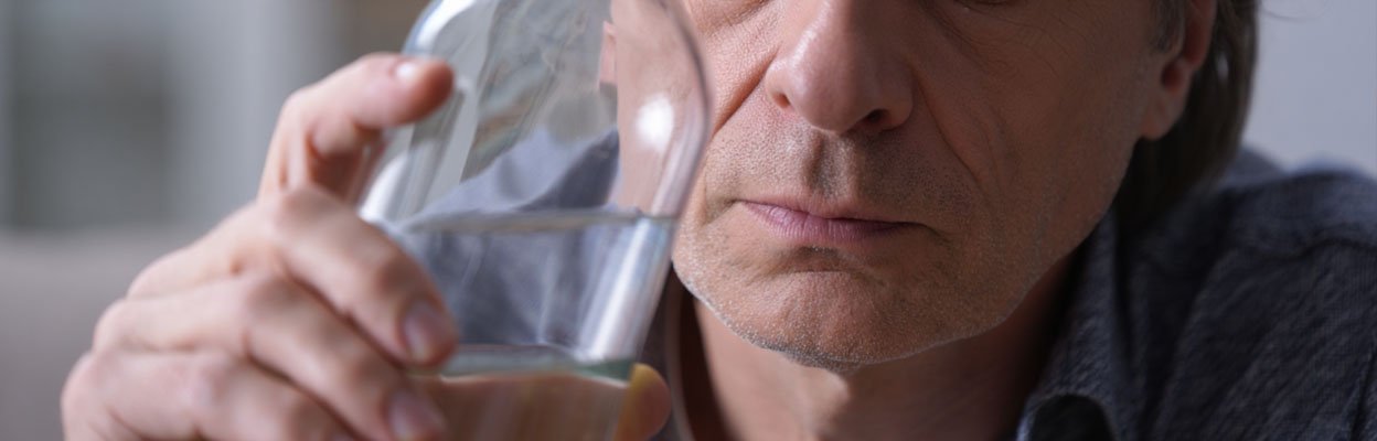 Мужчина с бутылкой алкоголя